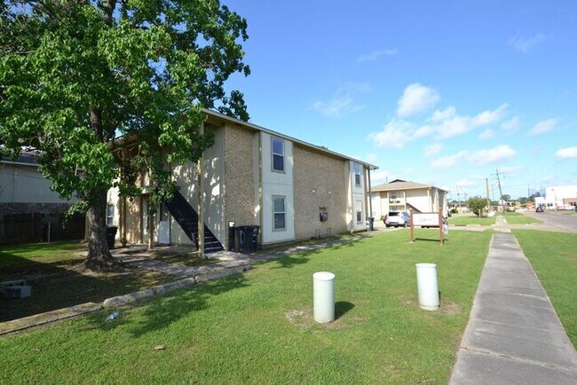 Building Photo - 2150 N Sherwood Forest Dr