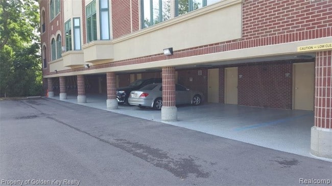 Building Photo - 335 E Cady St