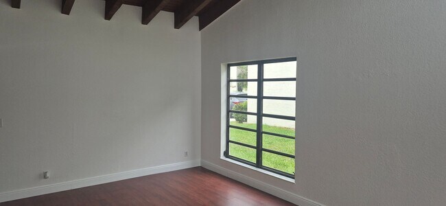 Foto del edificio - Serene lake views from your townhouse