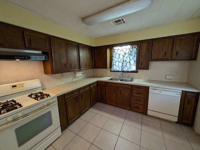 Foto del edificio - 660 Enfield Ln