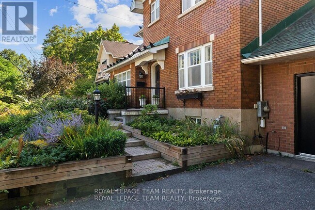 Photo du bâtiment - 131 Acacia Ave