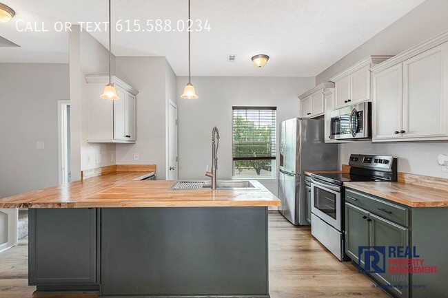 Building Photo - Stylish 3BR/2.5 BA Townhouse with 2 Car Ga...