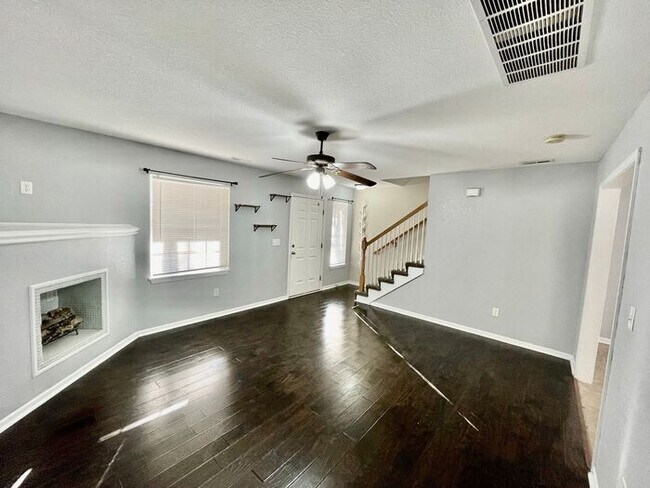 Building Photo - Adorable 3 Bedroom / 2.5 Bathroom in Grain...