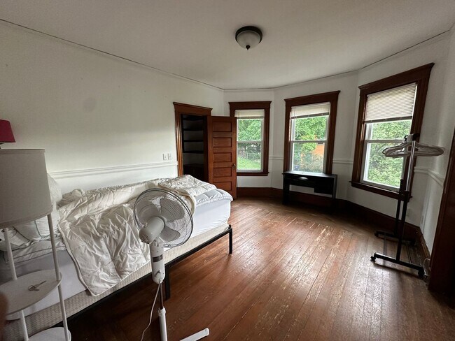 Foto del edificio - Entire Second Floor