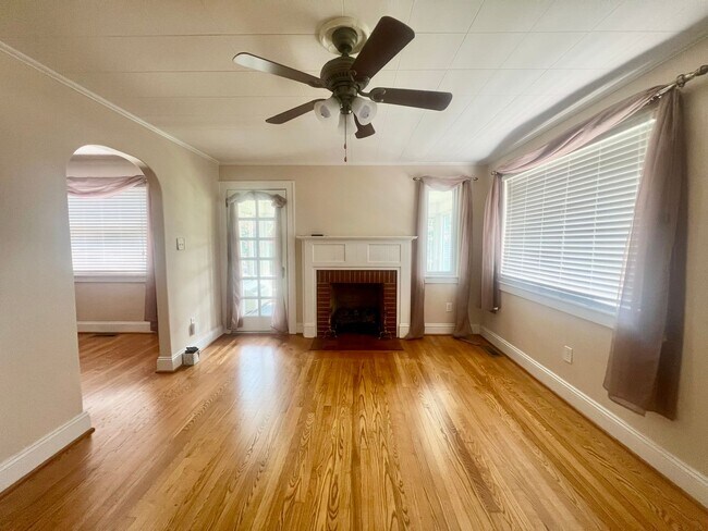 Building Photo - Three bedroom, 1 bath house in Graham-Comi...