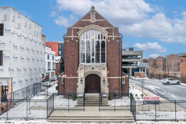 FRENTE - 92 E Forest Ave