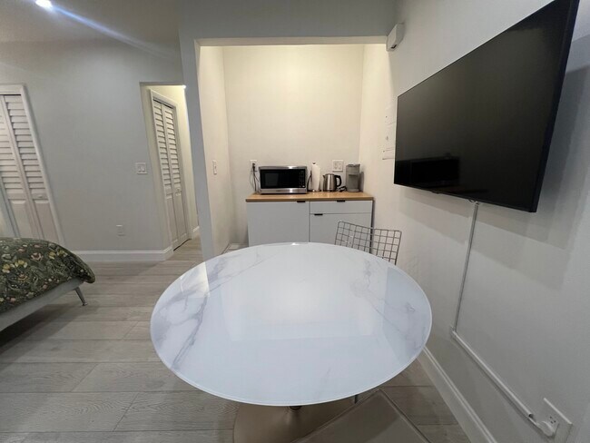 Foto del edificio - 6030 N Bayshore Dr