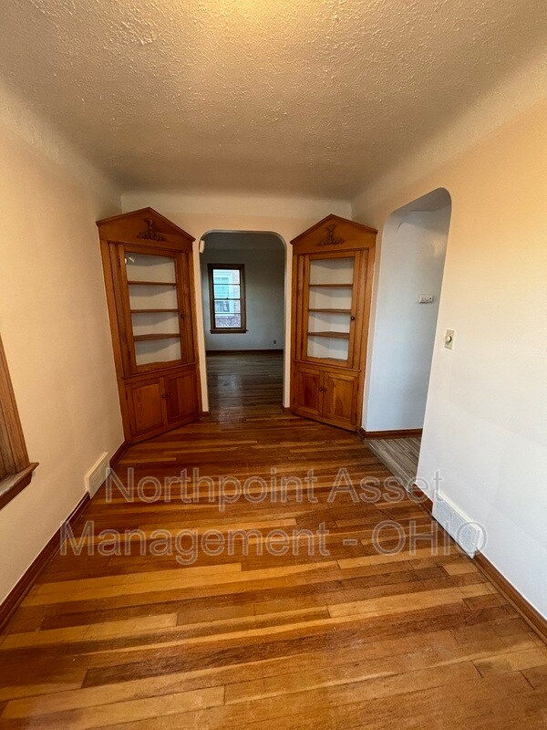 Building Photo - 21270 Goller Ave