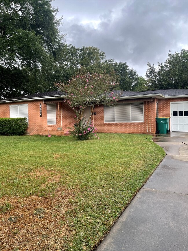 Building Photo - 2114 Evergreen