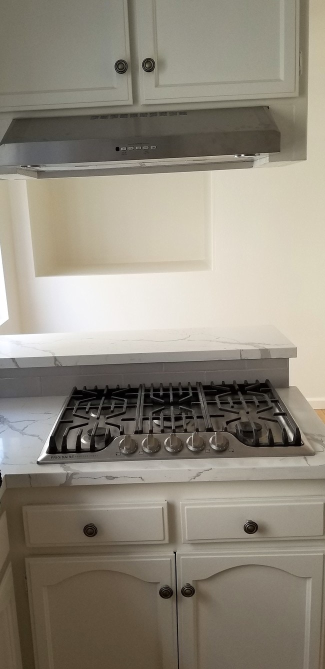 Quartz Counters New Frigidaire Gas Cook Top - 13404 Moorpark St