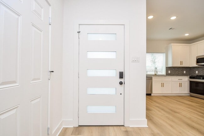 Building Photo - 2307 Gagne St