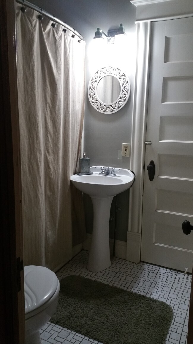 Building Photo - 1318 Monroe St NE