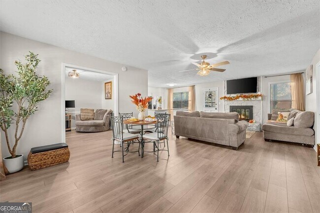 Foto del edificio - 4041 Woodbridge Ct