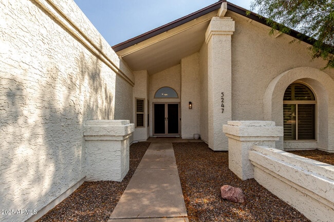 Building Photo - 5247 E Paradise Ln