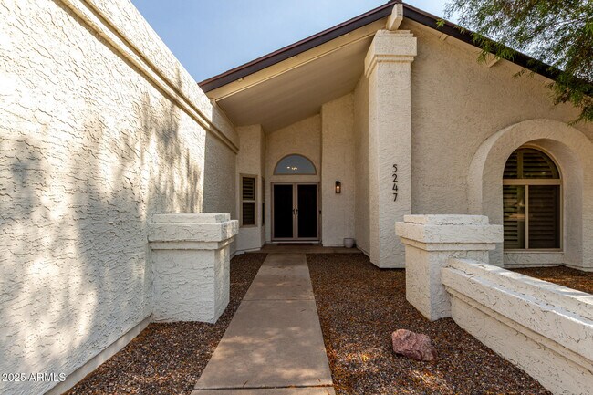 Foto del edificio - 5247 E Paradise Ln