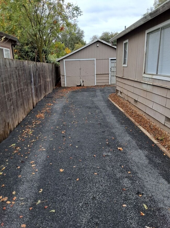 Building Photo - House plus studio!