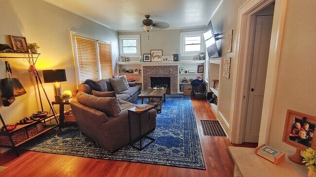 Building Photo - GREAT DOWNTOWN BUNGALOW