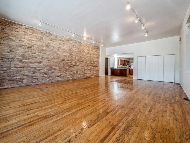Building Photo - 2950 N Lincoln Ave