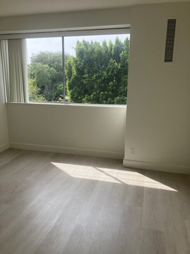 Foto del edificio - 969 Hilgard Ave