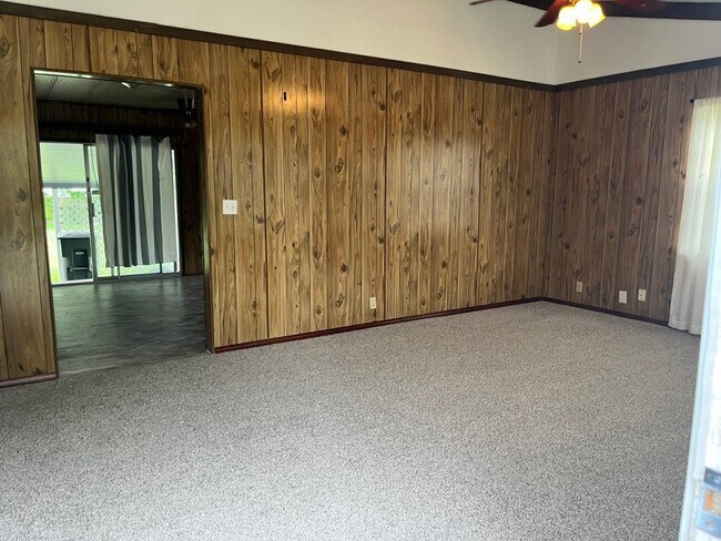 Foto del edificio - 1401 Elyse Dr