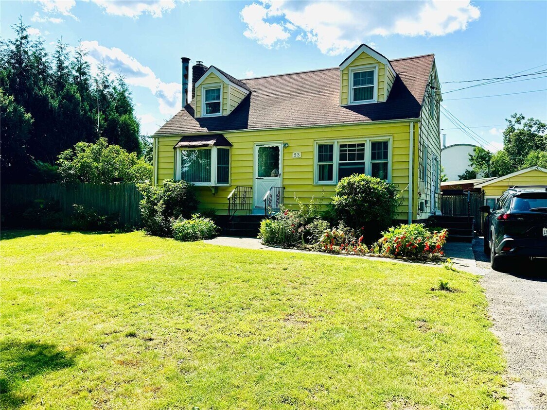 Primary Photo - 23 Amityville Rd