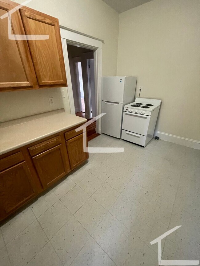 Building Photo - Nicely renovated 1 bed split next to the G...