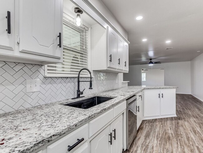 Foto del edificio - $300 0ff your move in for October 1st! All...