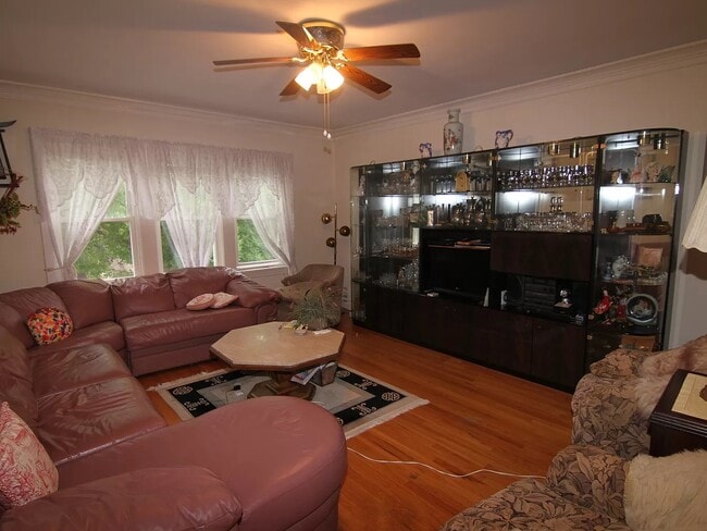 Living room - 4310 N Mason Ave