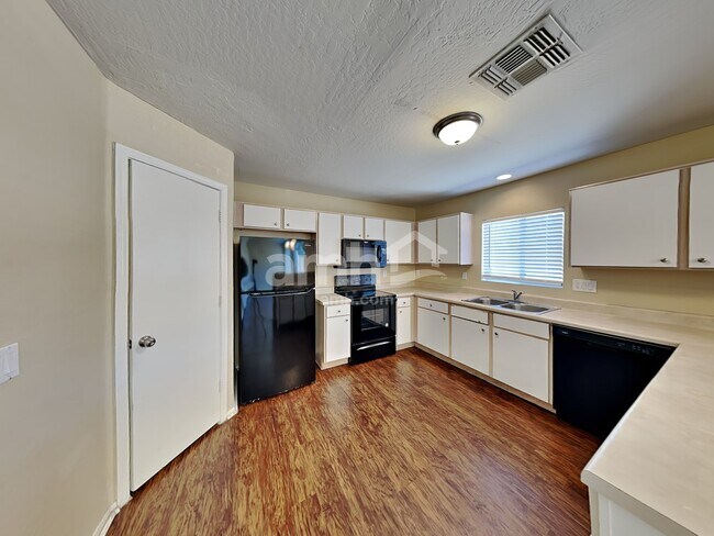 Foto del edificio - 12334 W Columbine Dr