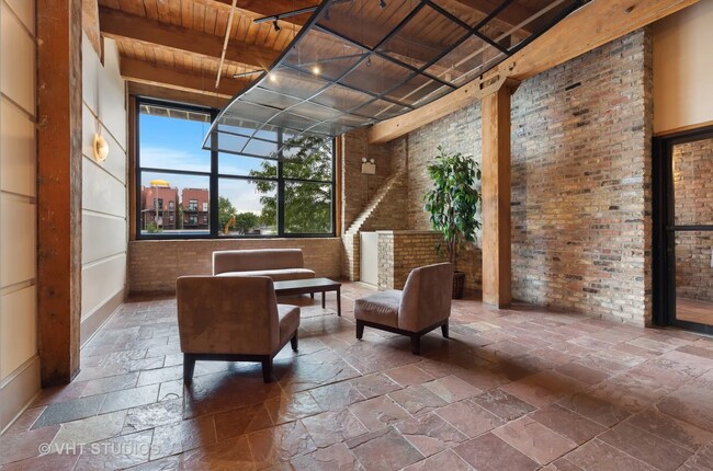 Foto del edificio - 1751 N Western Ave