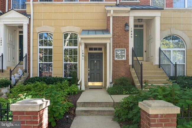 Building Photo - 1891 Crescent Park Dr