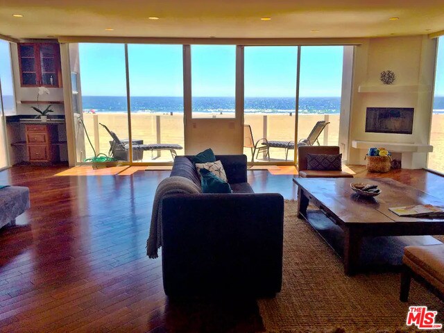 Foto del edificio - 3711 Ocean Front Walk