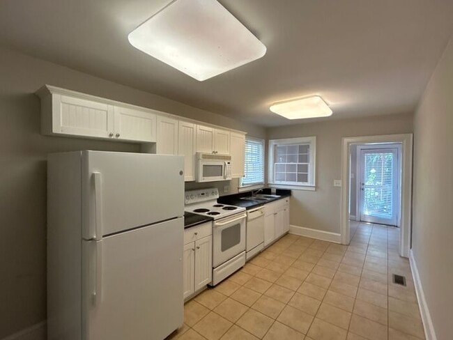 Building Photo - Cute two bedroom located in Midtown.