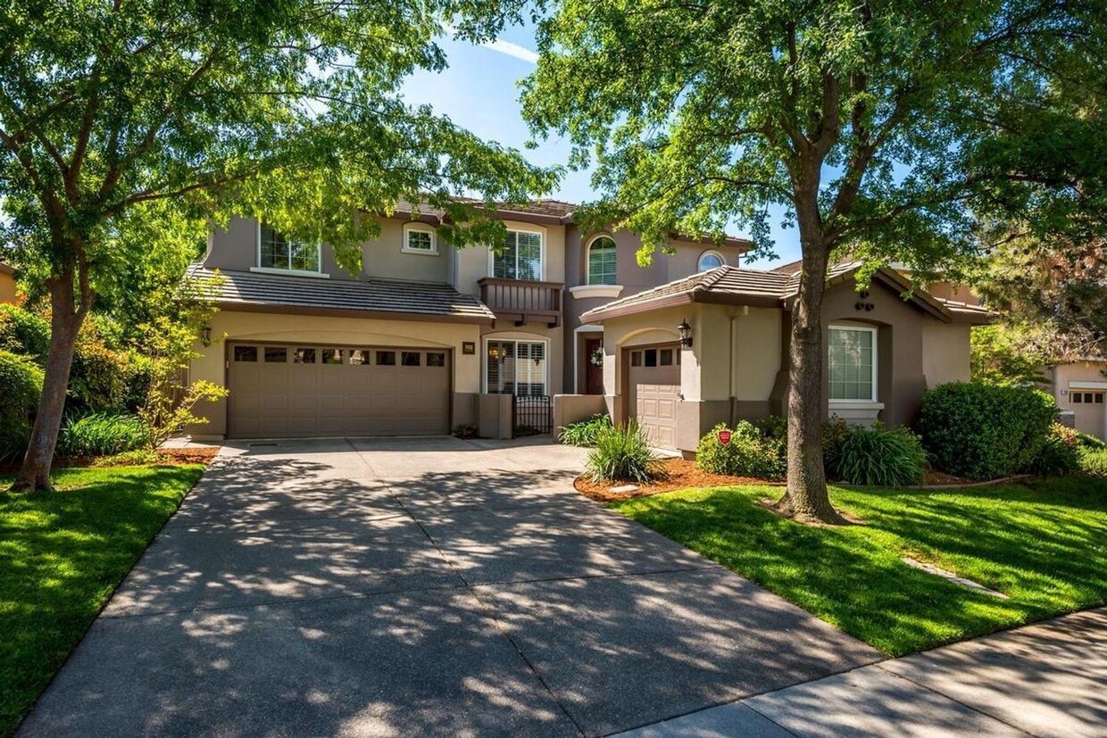 Foto principal - Luxury Living! 5 Bed, 3 Bath with Office a...