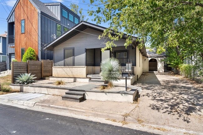 Building Photo - 2204 Santa Rita St