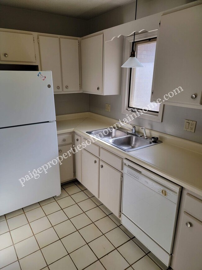Foto del edificio - 605 Cooper Estates Dr
