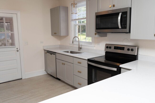 Foto del edificio - 3 Bedroom Home Located Near UVA