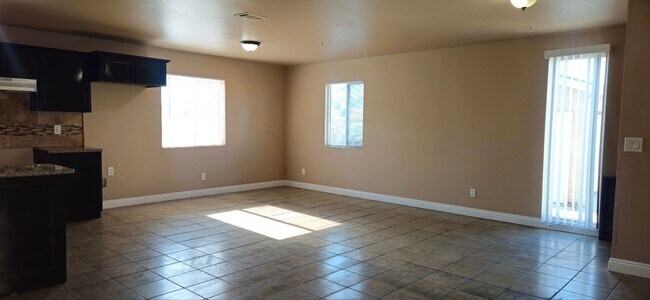 Building Photo - 109(209,211)