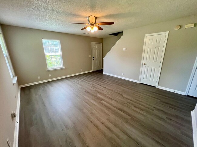 Building Photo - 2 Bed, 1.5 Bath Townhouse Near MTSU