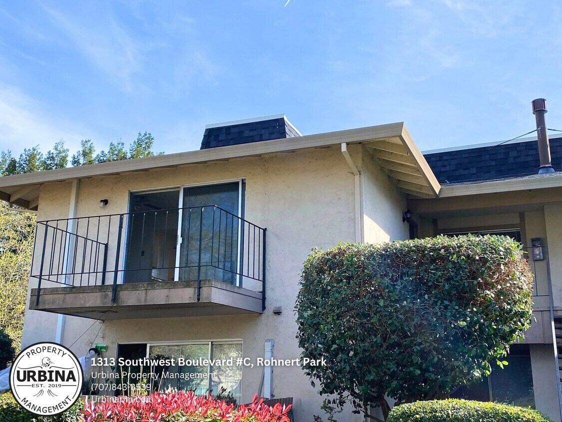 Foto principal - 2 Bedroom Upper Level Condo in Prime Rohne...