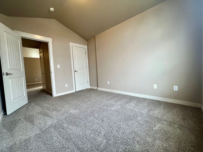 Foto del edificio - Spacious 4-Bedroom Home—Quick Drive to Downtown & Old Mill