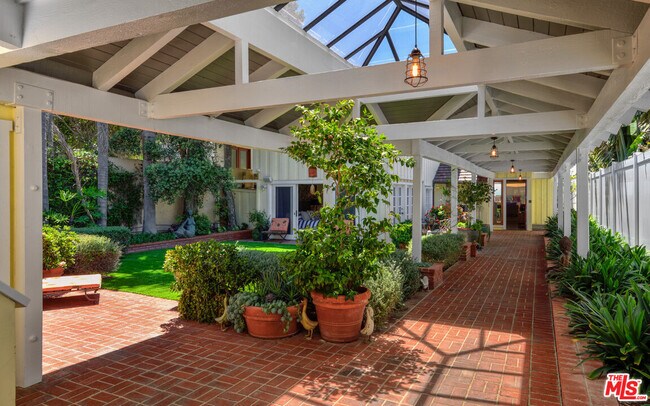Foto del edificio - 23826 Malibu Rd
