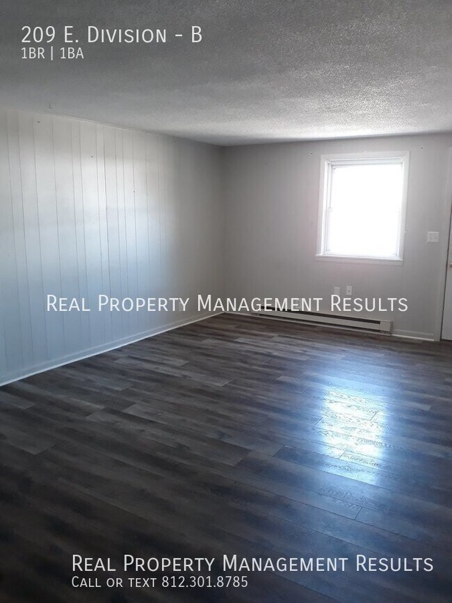 Building Photo - One Bedroom Duplex with Garage