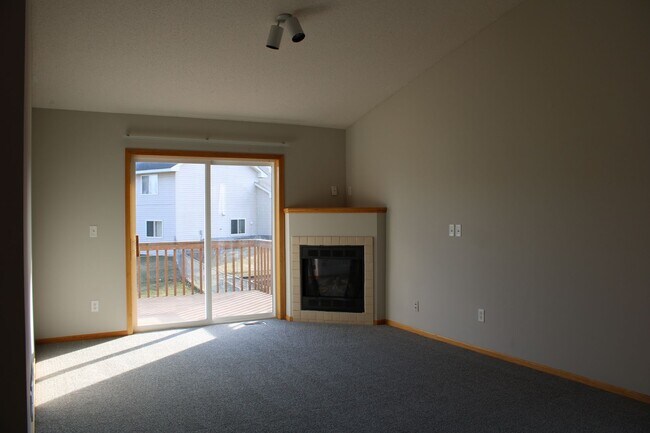 Building Photo - Charming 2 Bed 2 Bath Twin Home