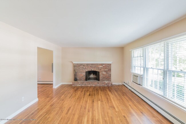 Foto del edificio - 373 Hilltop Rd