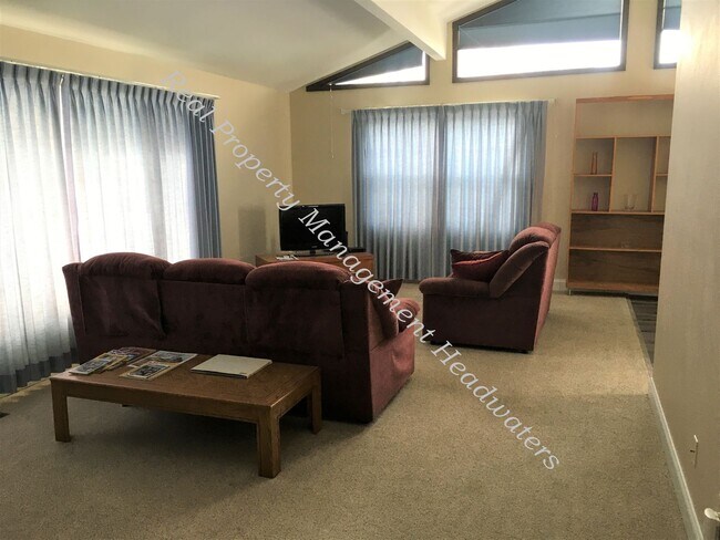 Foto del edificio - 5 Bedroom 3-1/2 Bath House For Rent