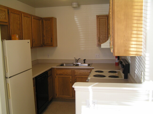Kitchen with Lots of Storage - 425 E 6th Ave