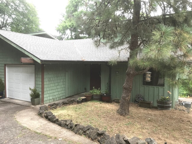 3 Bedroom Home in SE Eugene - 3 Bedroom Home in SE Eugene