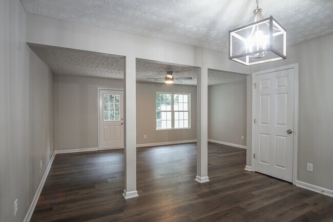 Building Photo - 2803 Valley Green Dr