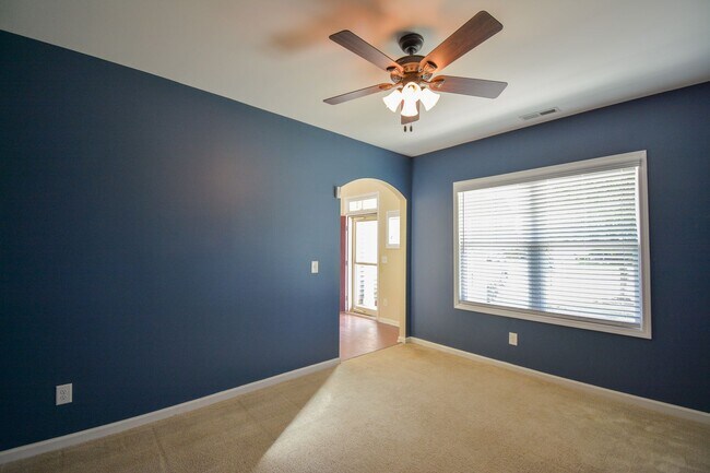 Foto del edificio - 124 Long Pond Dr